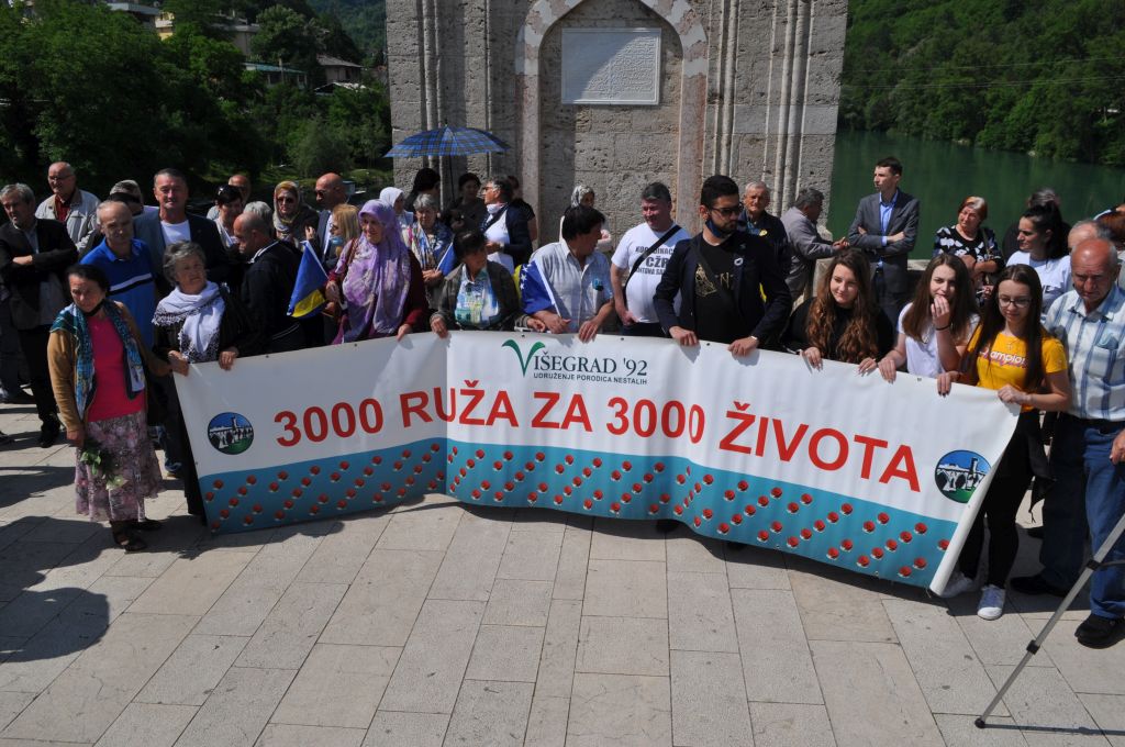 Sjećanje na 3.000 ubijenih civila Višegrada: Sa ćuprije Mehmed-paše Sokolovića u Drinu spuštene ruže