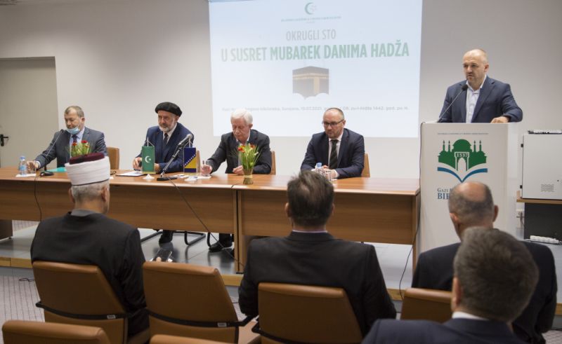 Okrugli stol “U susret mubarek danima hadža“: Hadž je ostavio duboki trag u životu Bošnjaka