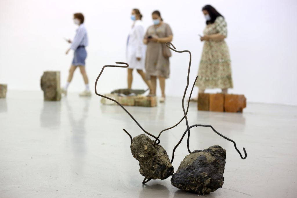 Krhotine urušenih života: U Zagrebu izložba Ismara Čirkinagića