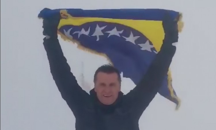 Novalić čestitao Dan državnosti BiH, postavio zastavu na planini Maglić