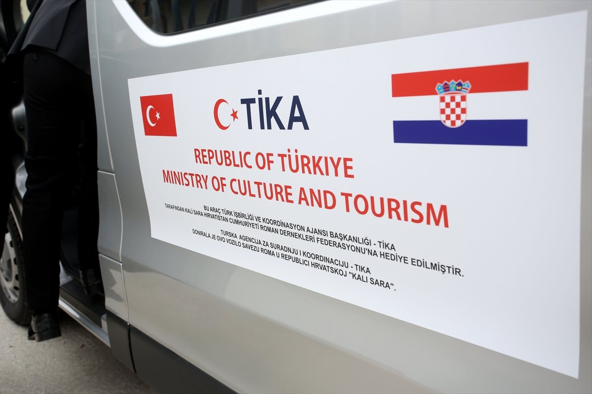 AA-20220427-27694740-27694735-HRVATSKA_TIKA_U_ZAGREBU_DONIRALA_PREHRAMBENE_ARTIKLE_I_VOZILO_DONACIJA_VOZILA_KALI_SARA