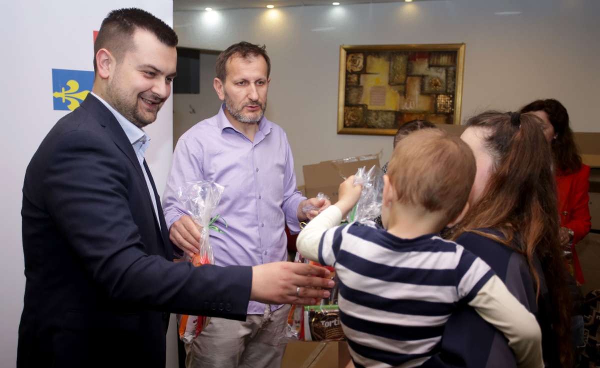 Na programu za djecu “Radujmo se Bajramu” VBNMGZ podijelio više od 200 paketa sa slatkišima