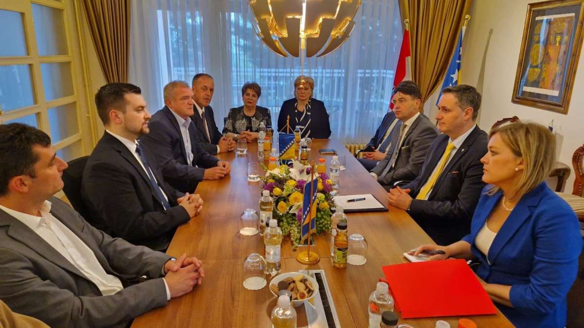 Predstavnici Bošnjaka razgovarali s Denisom Bećirovićem, u fokusu budući projekti i saradnja