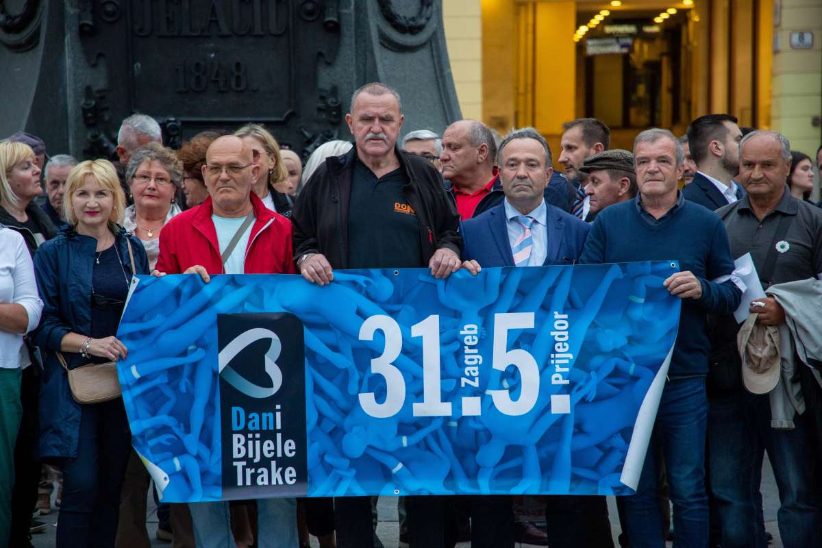 Dan bijelih traka: Bošnjaci u Zagrebu čuvaju sjećanje na ubijene stanovnike Prijedora i okolice