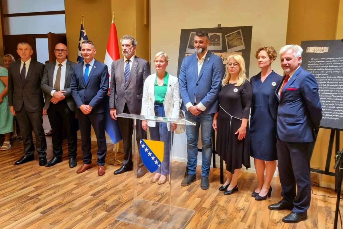 Priče iz Srebrenice: Izložba koja potiče na sjećanje