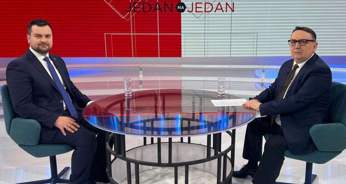 DANAS NA HRT 4: Romano Bolković – 1 na 1 s Arminom Hodžićem