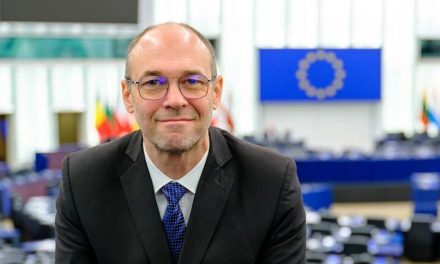 STIER: Hrvati ne smiju pasti u Vučićevu klopku i da se sukobe s Bošnjacima