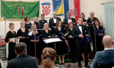 Brojne Siščane oduševili nastupi bošnjačkih zborova i folkloraša