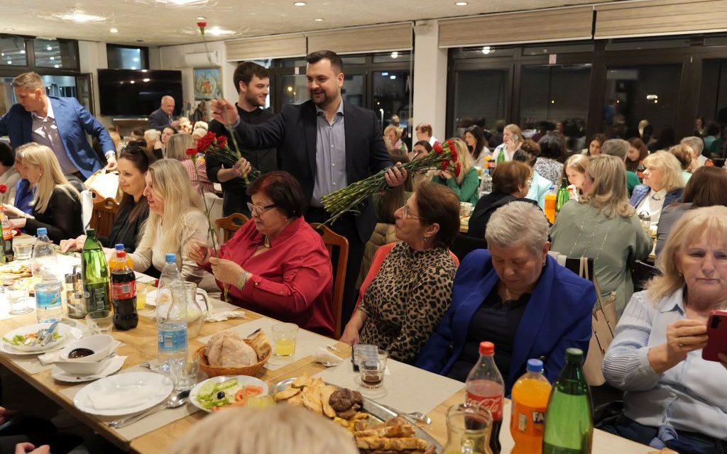 Geste poštovanja: Jake Bošnjakinje zajedno na Ženskom iftaru
