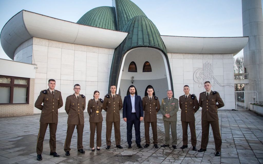 Hodžić poručio kadetima na iftaru: Svijet se mijenja, na vojsci počiva snaga države