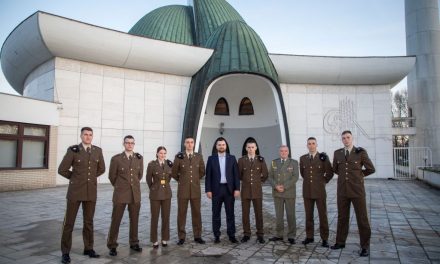 Hodžić poručio kadetima na iftaru: Svijet se mijenja, na vojsci počiva snaga države
