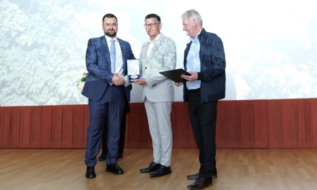 Armin Hodžić nagrađen u Vojniću: Tri zastave, jedno srce na Dan općine