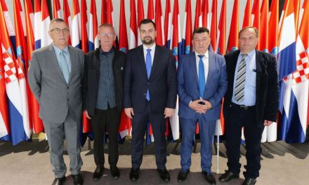 Bošnjaci Siska posjetili Hrvatski sabor: Konstruktivni razgovori s Arminom Hodžićem