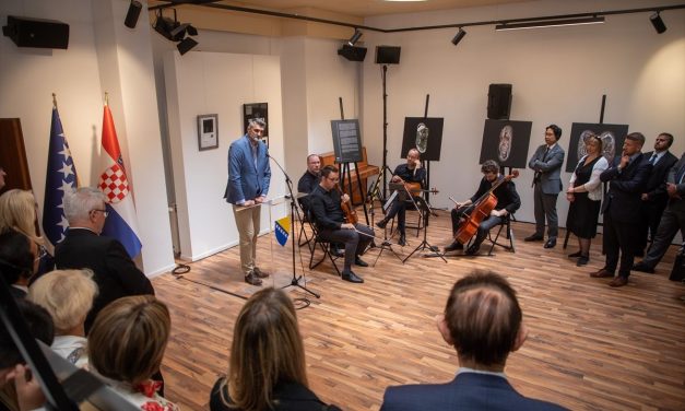 Otvorena izložba “Mrtvare” u Zagrebu i predstavljena poštanska marka posvećena Srebrenici