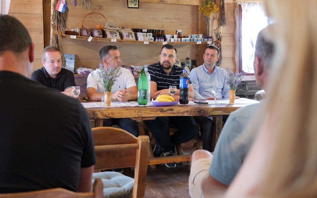 Zajedno u Cetingradu i Rakovici: Hodžić s Bošnjacima o komunalnim problemima i svakodnevnim izazovima