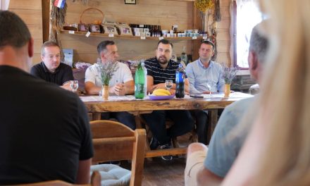 Zajedno u Cetingradu i Rakovici: Hodžić s Bošnjacima o komunalnim problemima i svakodnevnim izazovima