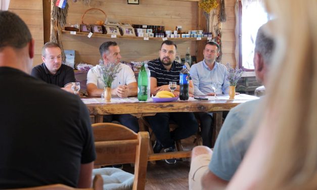 Zajedno u Cetingradu i Rakovici: Hodžić s Bošnjacima o komunalnim problemima i svakodnevnim izazovima