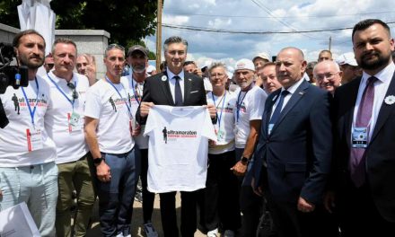 Plenković u Srebrenici: Sastao se sa učesnicima ultramaratona Ovčara – Potočari