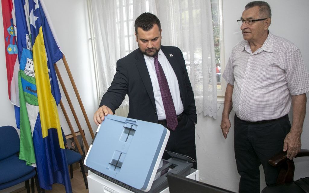 Armin Hodžić donirao tehničku opremu sisačkom Vijeću, dogovoreni zajednički projekti