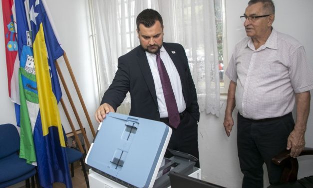 Armin Hodžić donirao tehničku opremu sisačkom Vijeću, dogovoreni zajednički projekti