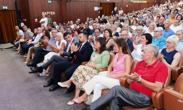 U Sisku gostovala komedija „Luda kuća“: Večer bosanskog humora i životnih priča