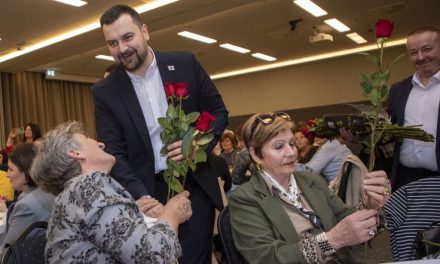 Održan ženski iftar u Zagrebu: Ruže, tombola, bošnjačka pjesma i nasmiješena lica