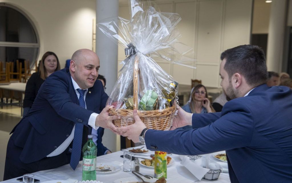 Primjer suživota: Iftar u Gunji okupio bošnjačku manjinu i čelnike županije
