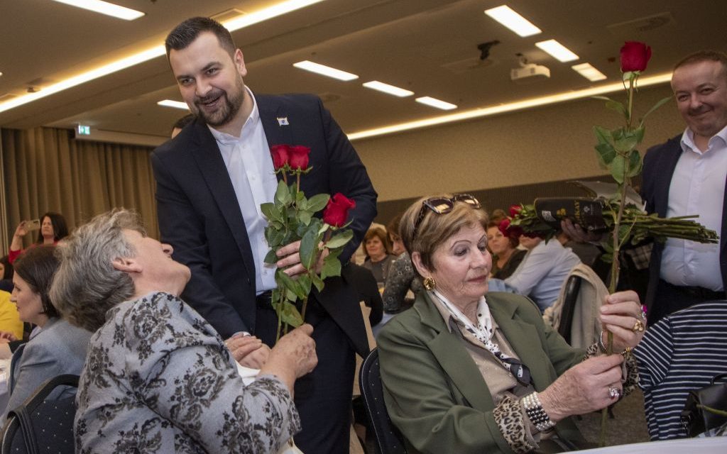 Održan ženski iftar u Zagrebu: Ruže, tombola, bošnjačka pjesma i nasmiješena lica