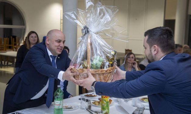 Primjer suživota: Iftar u Gunji okupio bošnjačku manjinu i čelnike županije