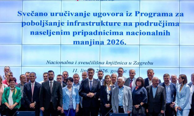 Svečano uručeni ugovori općinama naseljenim nacionalnim manjinama