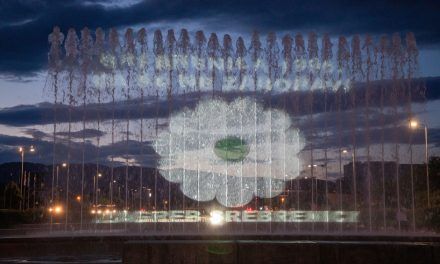 U Zagrebu Mimohod sjećanja i projekcija cvijeta “Sjećanje” u povodu godišnjice genocida u Srebrenici