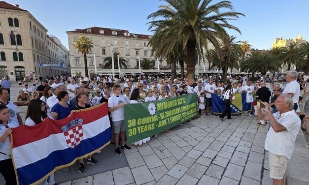 Mimohodom 8372 Split odaje počast žrtvama genocida u Srebrenici