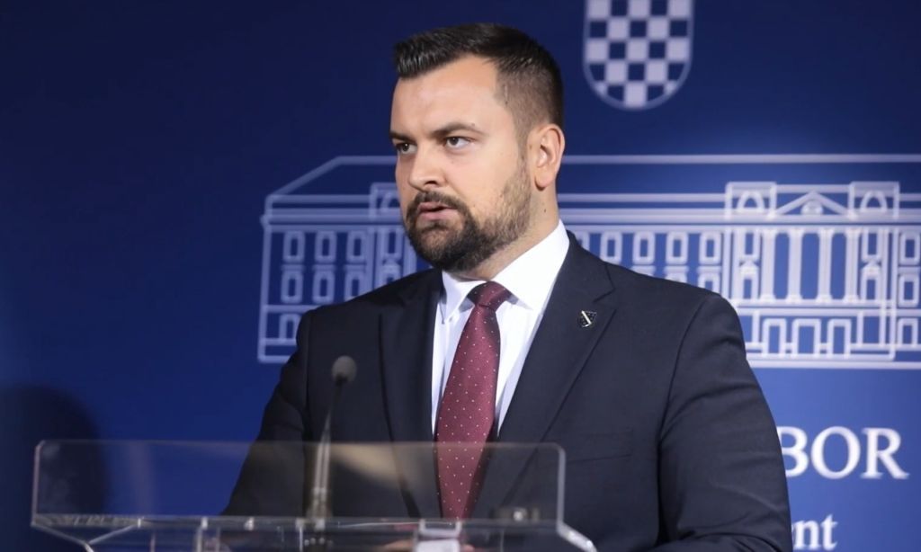 Šta zaista piše u propisima: Netačne medijske tvrdnje o statusu i plaći Armina Hodžića