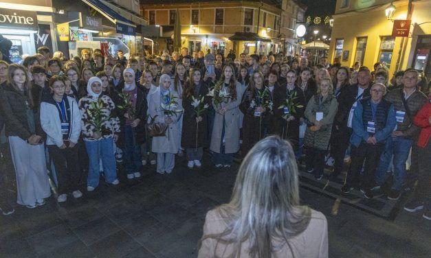Konvoj “Da se nikad ne zaboravi” stigao u Tuzlu: Fatiha i ljiljani za žrtve Kapije
